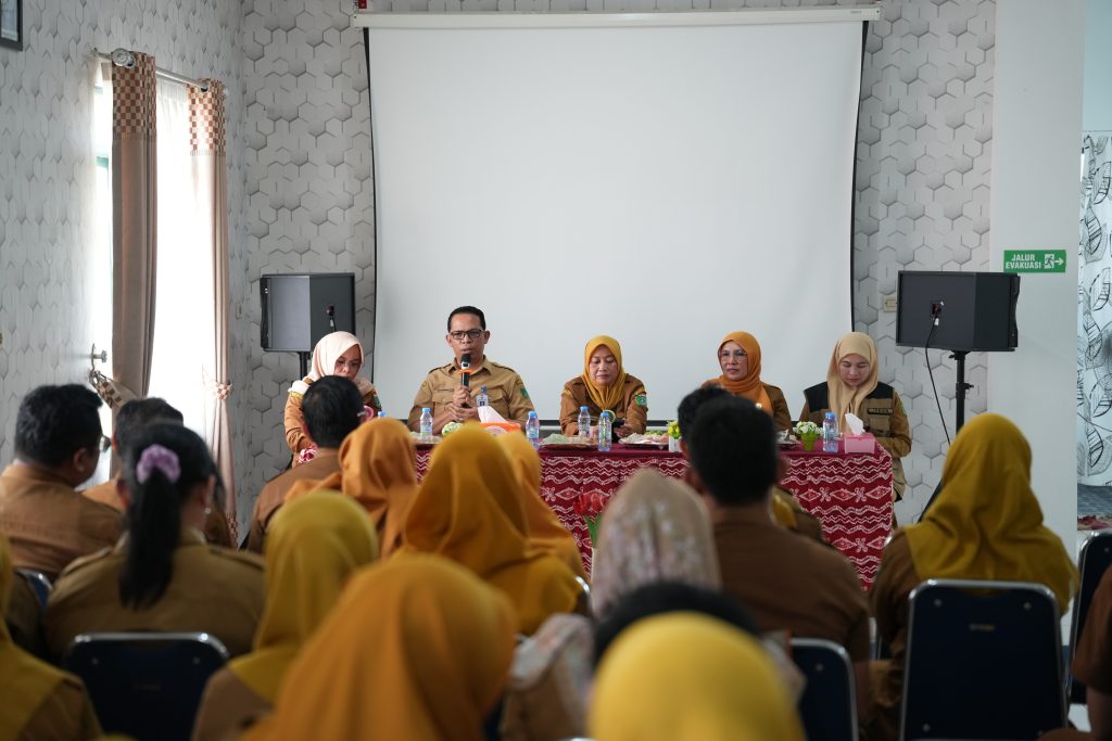 Sekda Tanah Bumbu Yulian Herawati bersama jajaran OPD melakukan evaluasi persiapan Zona Integritas WBK di Puskesmas Batulicin 1, Selasa 15 September 2026.