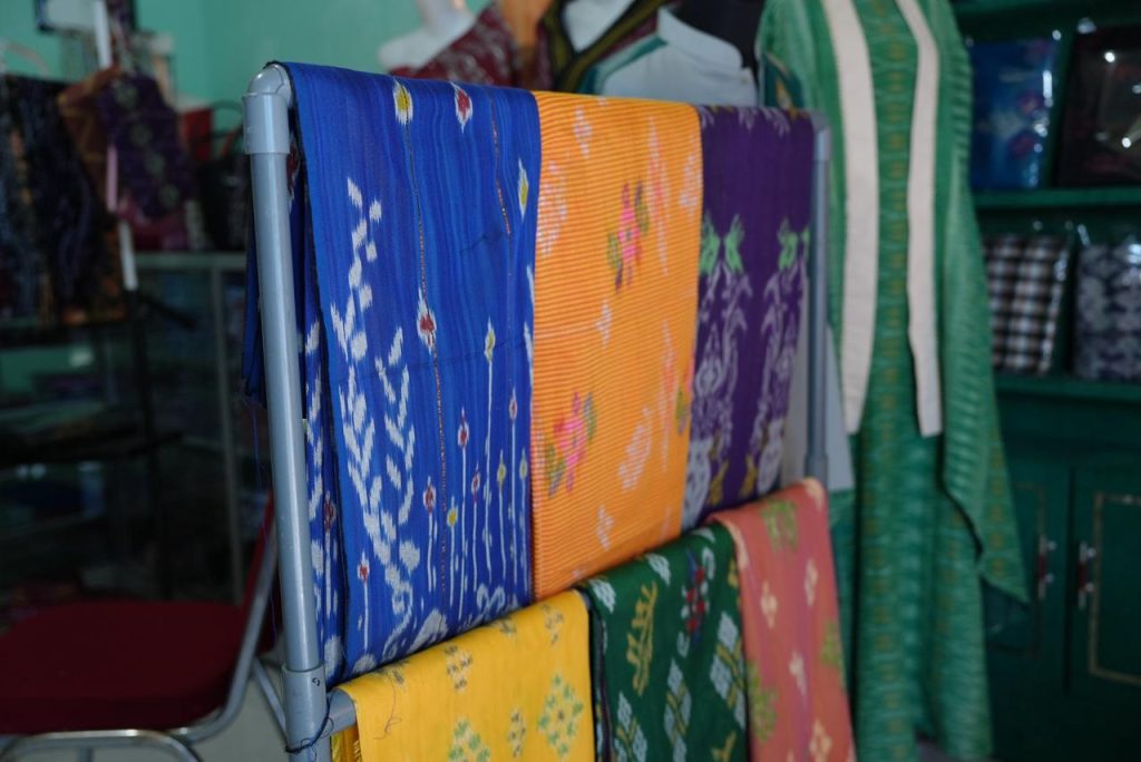 Perajin Tenun Pagatan di Tanah Bumbu menggunakan bantuan peralatan produksi untuk meningkatkan kapasitas dan memperluas pasar.