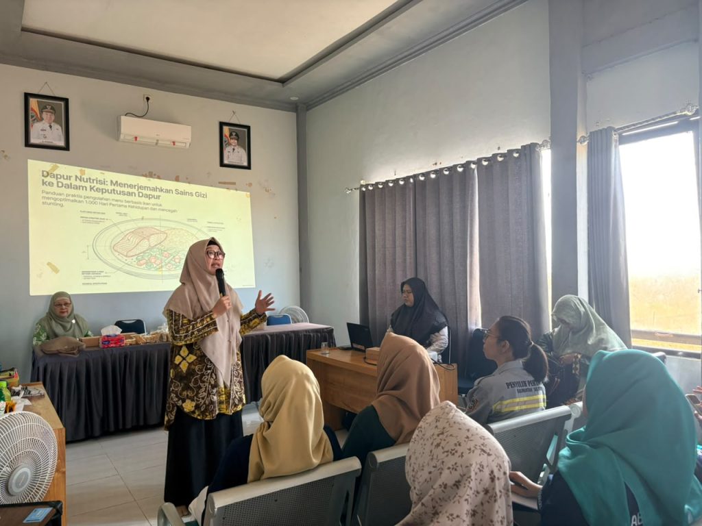 Narasumber Fakultas Ilmu Kelautan dan Perikanan ULM menyampaikan materi cegah stunting.