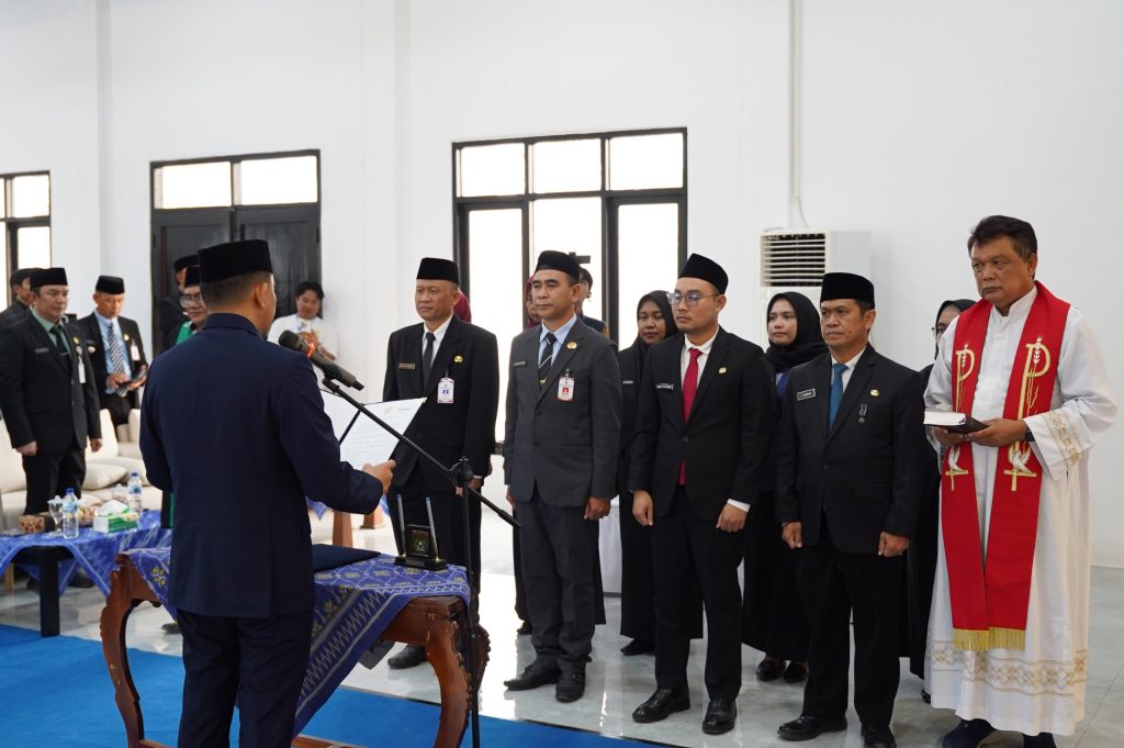 Bupati Tanah Bumbu Andi Rudi Latif memberikan sambutan pada Pelantikan dan Pengambilan Sumpah Jabatan Pimpinan Tinggi Pratama, Administrator, dan Pengawas di Batulicin, 12 Oktober 2026.